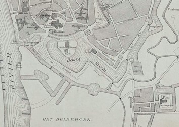 <p>Na de opheffing van de vesting Zutphen in 1874 kan de definitieve ontmanteling van de vestingwerken van start gaan. De bastions worden afgegraven en verliezen hun scherpe contouren. Op de kaart uit 1901 is ook het nieuwe Gerechtsgebouw op het voormalige Slijkbolwerk te zien met daarvoor het Huis van Bewaring. Een deel van de Vispoortgracht is ter hoogte van de Tadamasingel gedempt, om ruimte te maken voor de Openbare School uit 1894. Het Hoornwerk is nog eigendom van het Rijk en is bereikbaar via een ophaalbrug over de Helbergense Beek. Aan de Emmerikseweg staat buiten de Spittaalstraat inmiddels de Stoomhoutzagerij van Ketjen & Van Roekel (Regionaal Archief Zutphen). </p>
